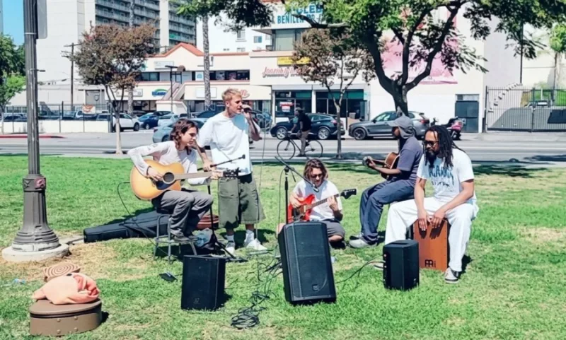 Justin Bieber’s impromptu park concert is the sweetest story of the week